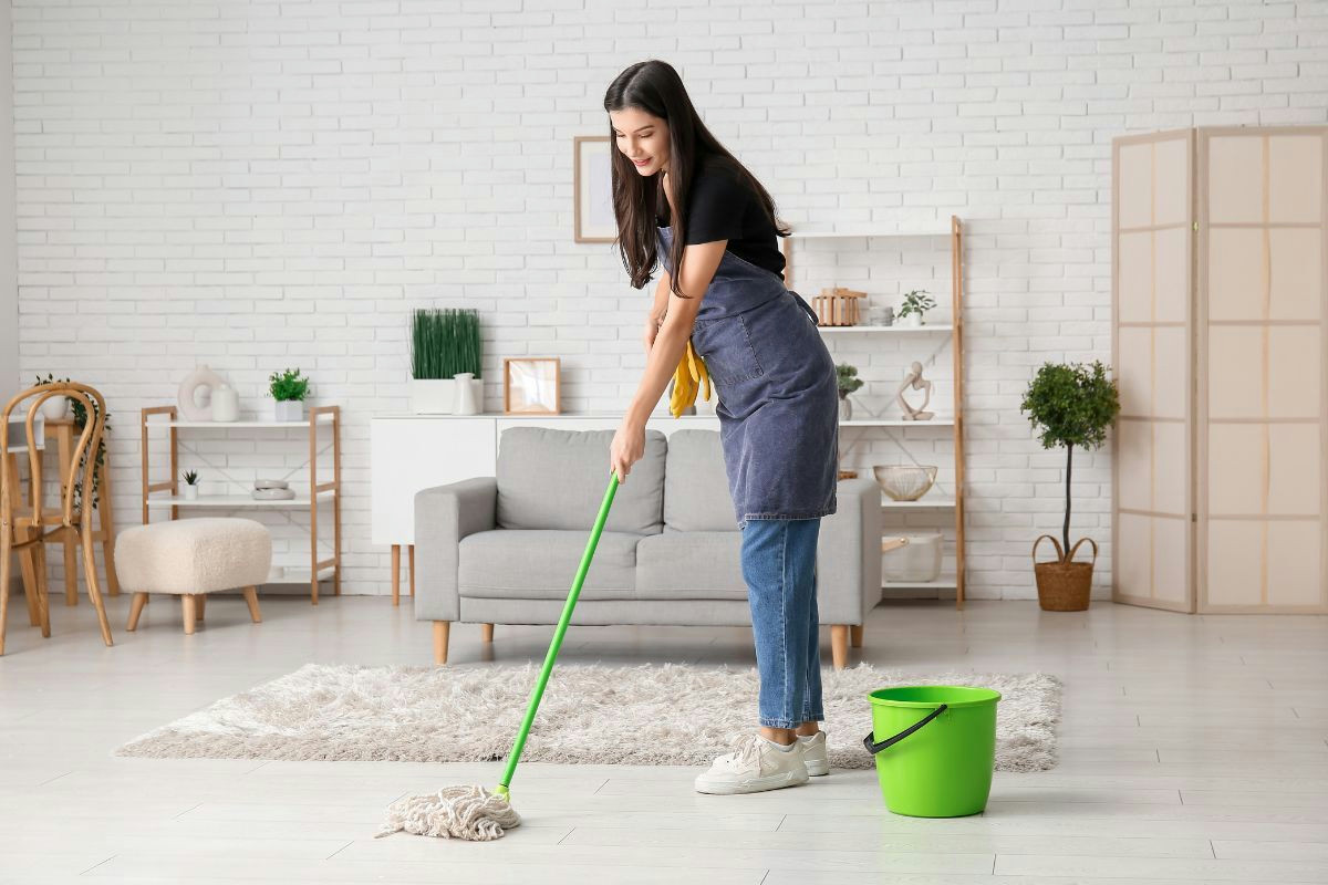 Acqua calda sui pavimenti delicati: come danneggia colori e superfici nel tempo