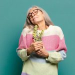 Alimenti consigliati in menopausa per ridurre le vampate di calore: cosa inserire nella dieta