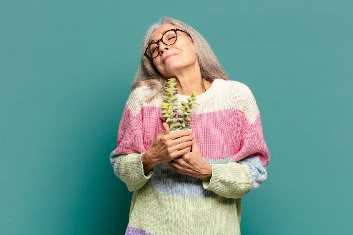 Alimenti consigliati in menopausa per ridurre le vampate di calore: cosa inserire nella dieta