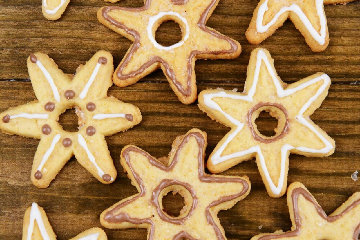 Biscotti di Natale a forma di stelline glassate: un dolce speciale per le tavole delle feste
