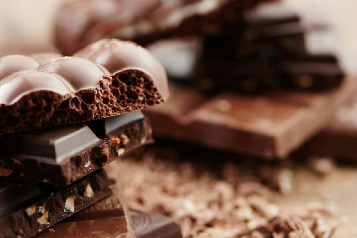 Cioccolato fondente anti-age: quanto mangiarne per rallentare l'invecchiamento
