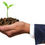 Due giovani agricoltori premiati per il loro contributo all’agricoltura biologica rigenerativa