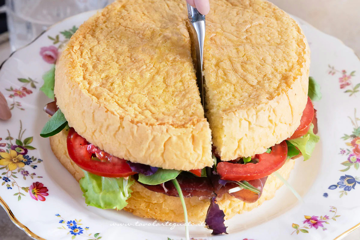 Pan di Spagna salato: base soffice e versatile con farciture golose per un antipasto speciale in tavola